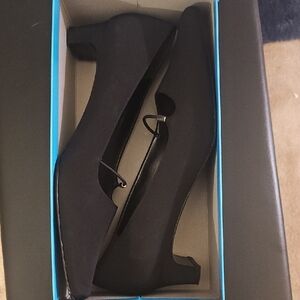 Sleek Black Rhinestone 1 1/2in Heels for Formal Wear Naturalizer